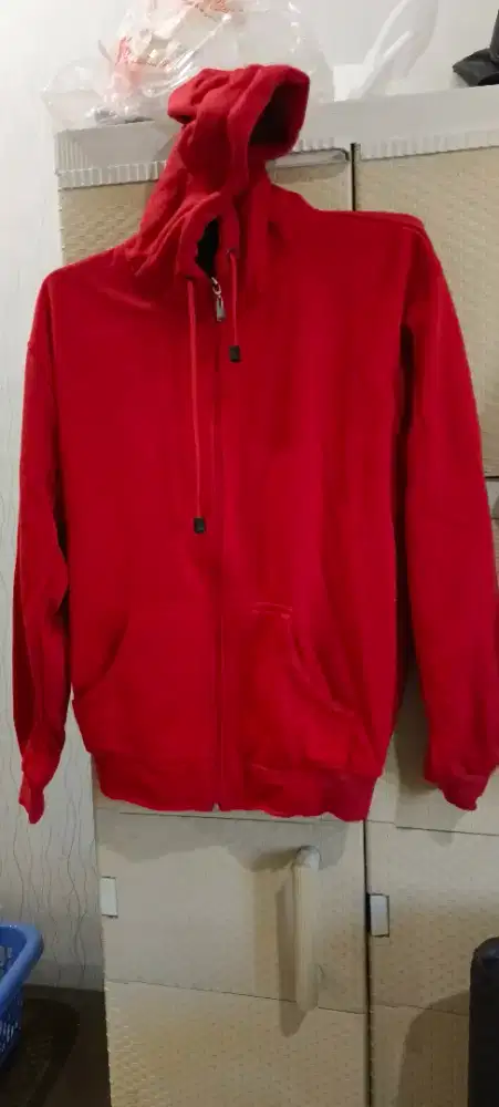 Jaket/Hoody warna merah masih baru