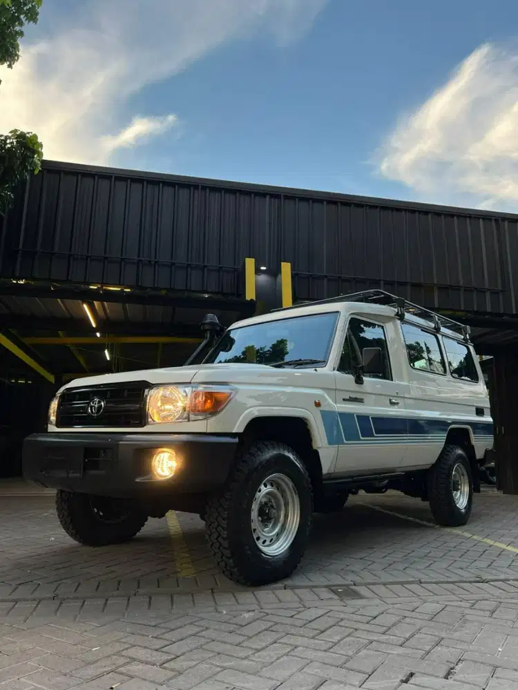 Toyota Land Cruiser 70 Bundera Troop Carrier 4.5 2014 White - Mobil ...