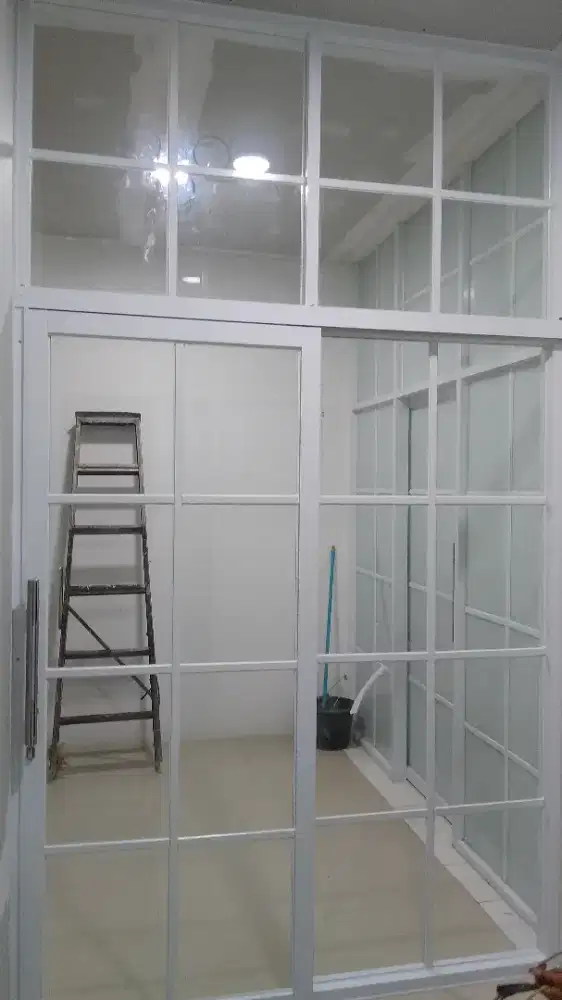 Pemasangan Partisi Kaca Aluminium kusen Pintu