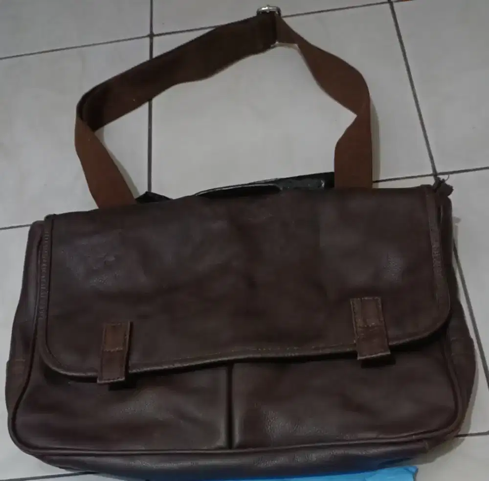 Dijual Tas Selempang Kulit Asli..Warna Coklat tua..Terimakasih OLX