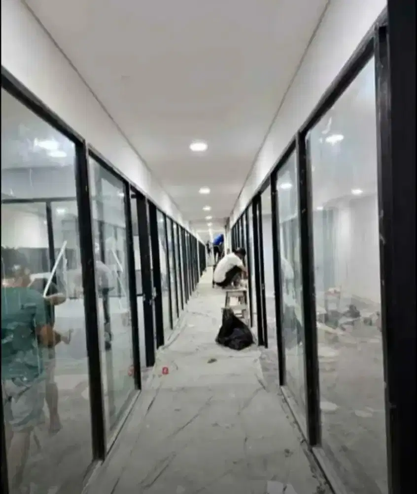 Kaca almunium dan pintu partisi