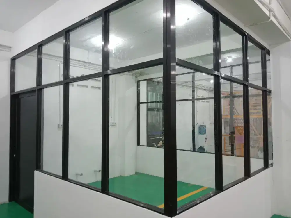 Almunium || kaca || partisi || pintu