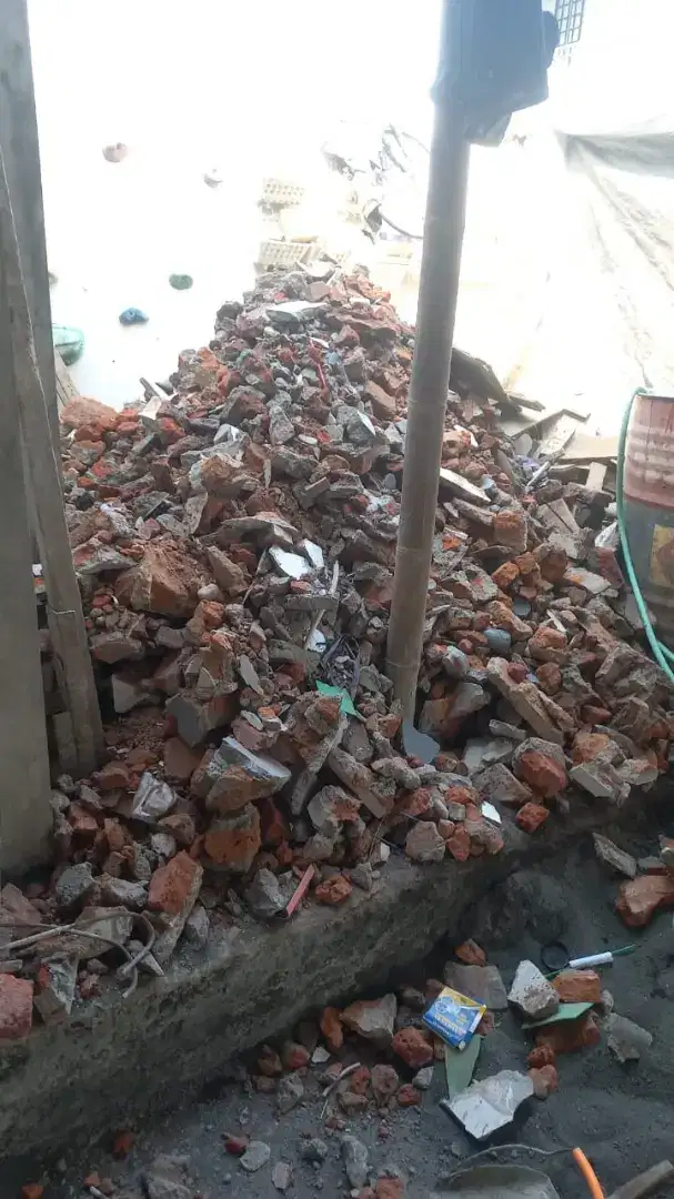 Tanah urug puing bangunan