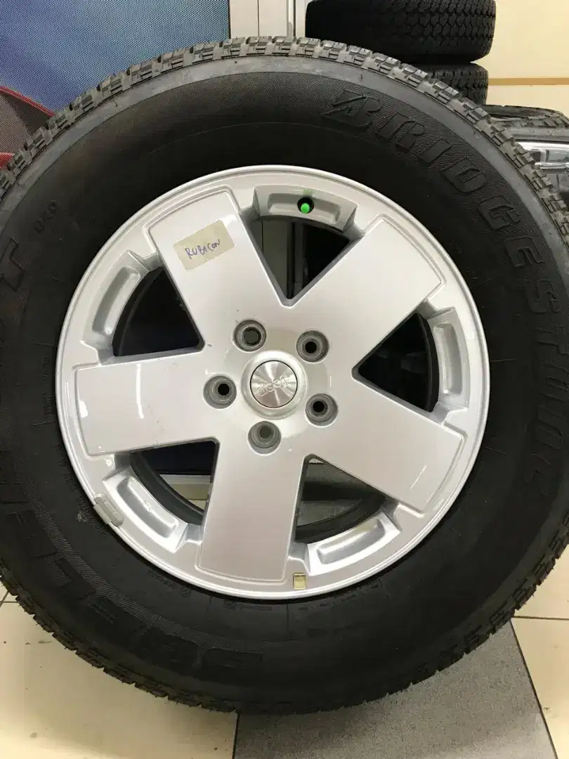 1pcs Velg OEM Wrangler Sahara Ring 18 Berikut Ban Like New Condition!!