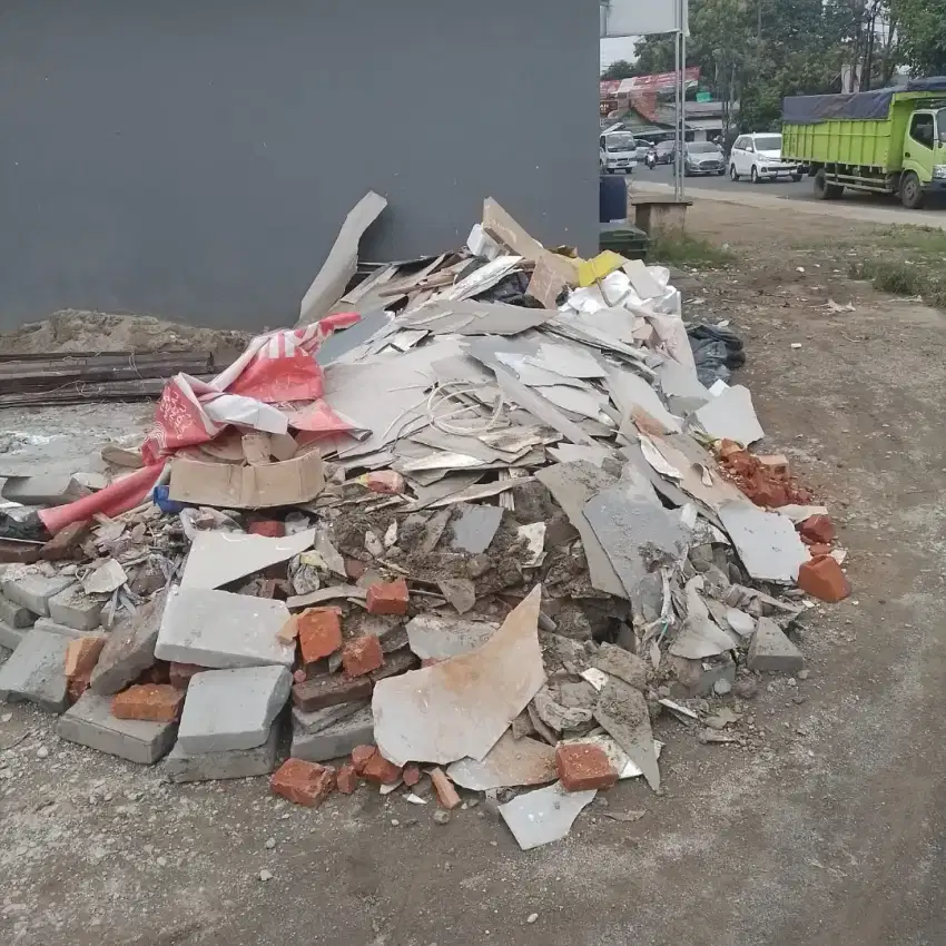 Tanah merah campur pengurugan urug buang puing sampah urugan puing