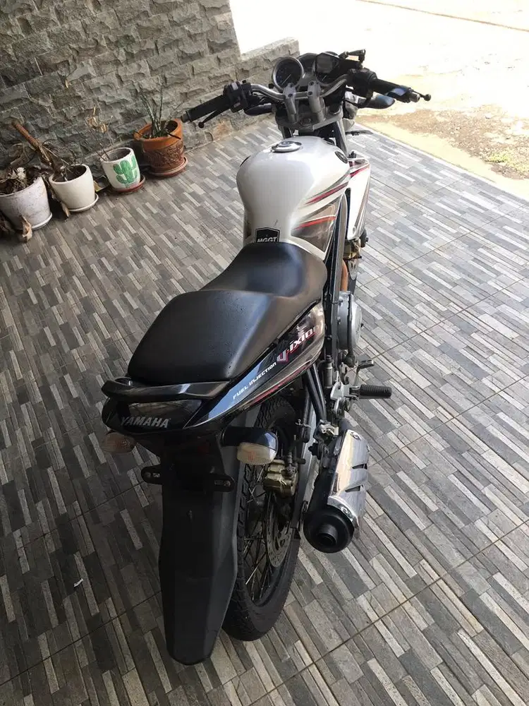 Vixion th 2011 putih