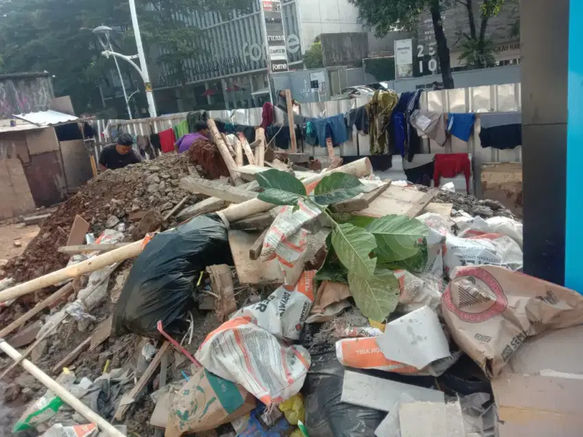 Puing tanah merah campur pengurugan urug buang puing sampah urugan