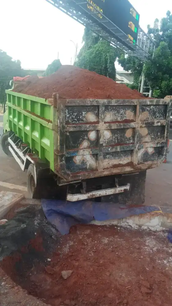 Tanah Merah campur pengurugan urug buang puing sampah urugan puing