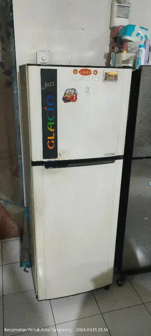 Kulkas Toshiba putih 2 pintu