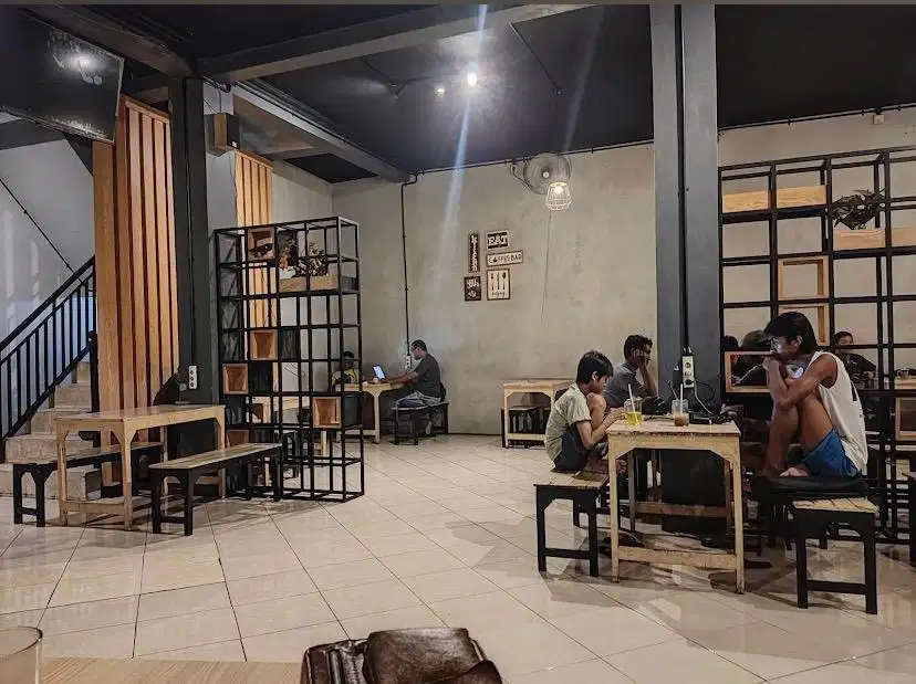 Lowker pegawai warung kopi