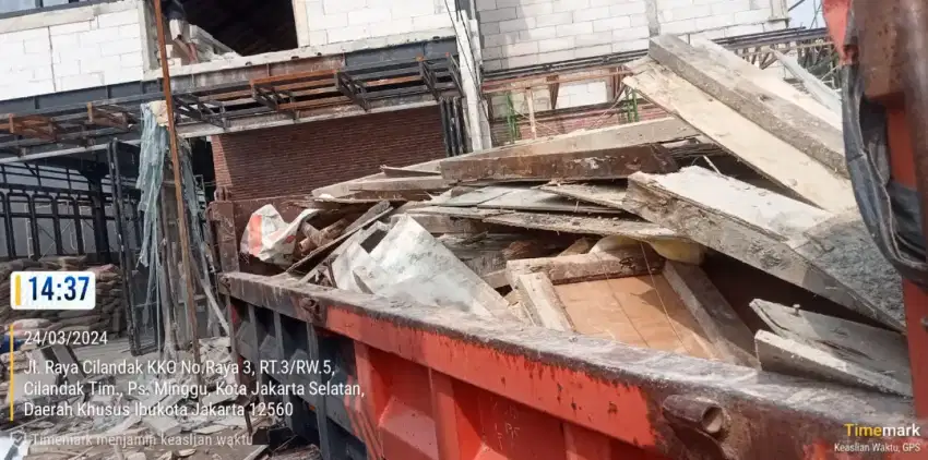 Puing tanah merah campur pengurugan urug buang puing sampah urugan
