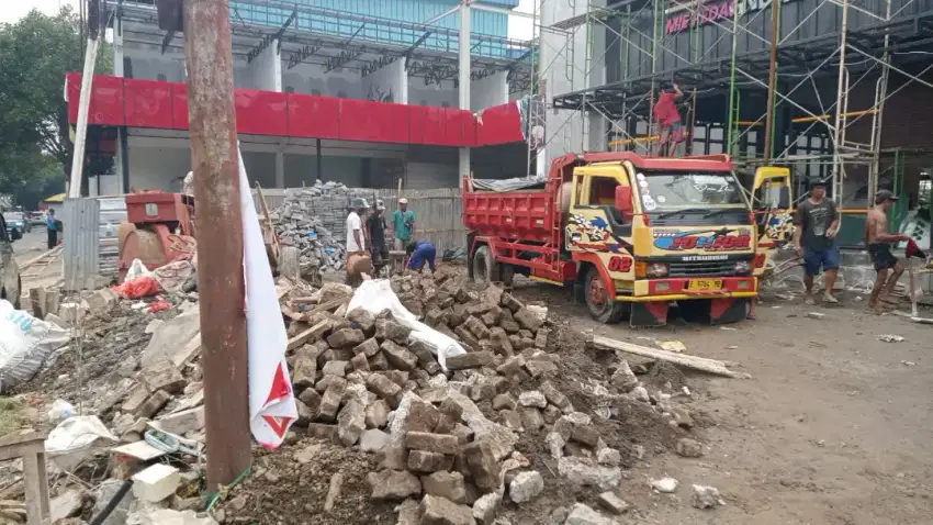 Puing tanah merah campur pengurugan urug buang puing sampah urugan