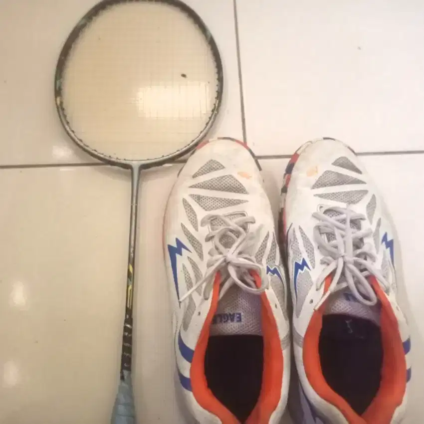 Sepatu dan raket badminton