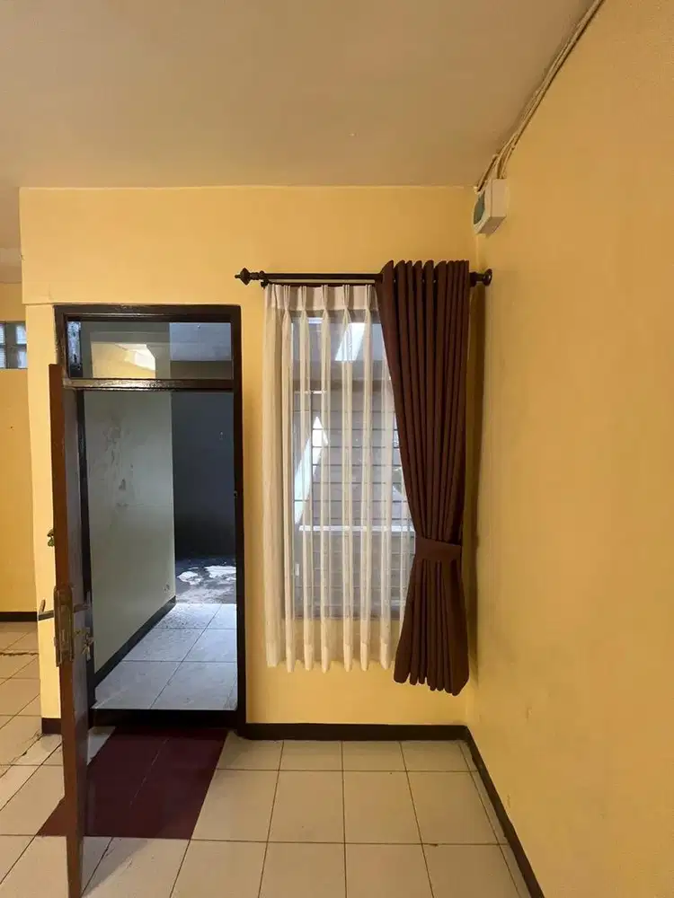 Di kontrakan rumah