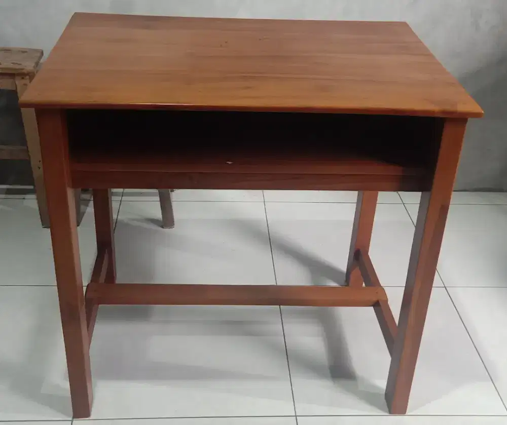 meja kayu kecil