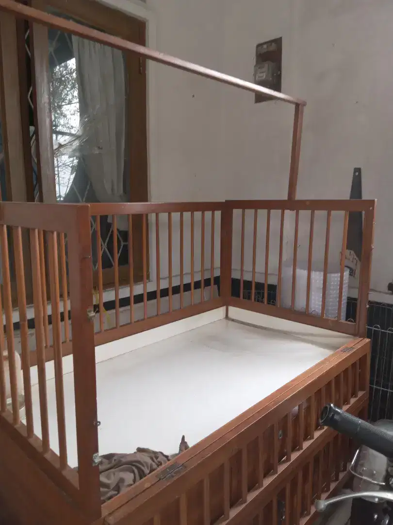 Tempat tidur bayi kayu jati