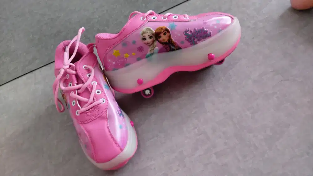 Sepatu Roda motif Frozen