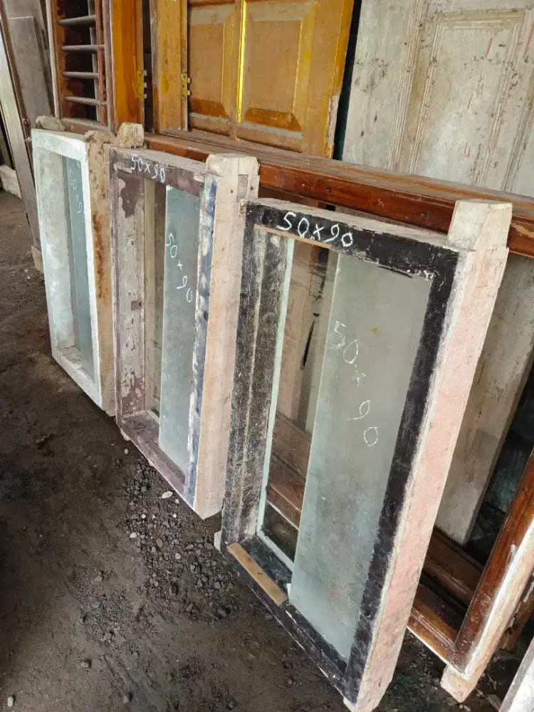 Kusen, boven dan jendela