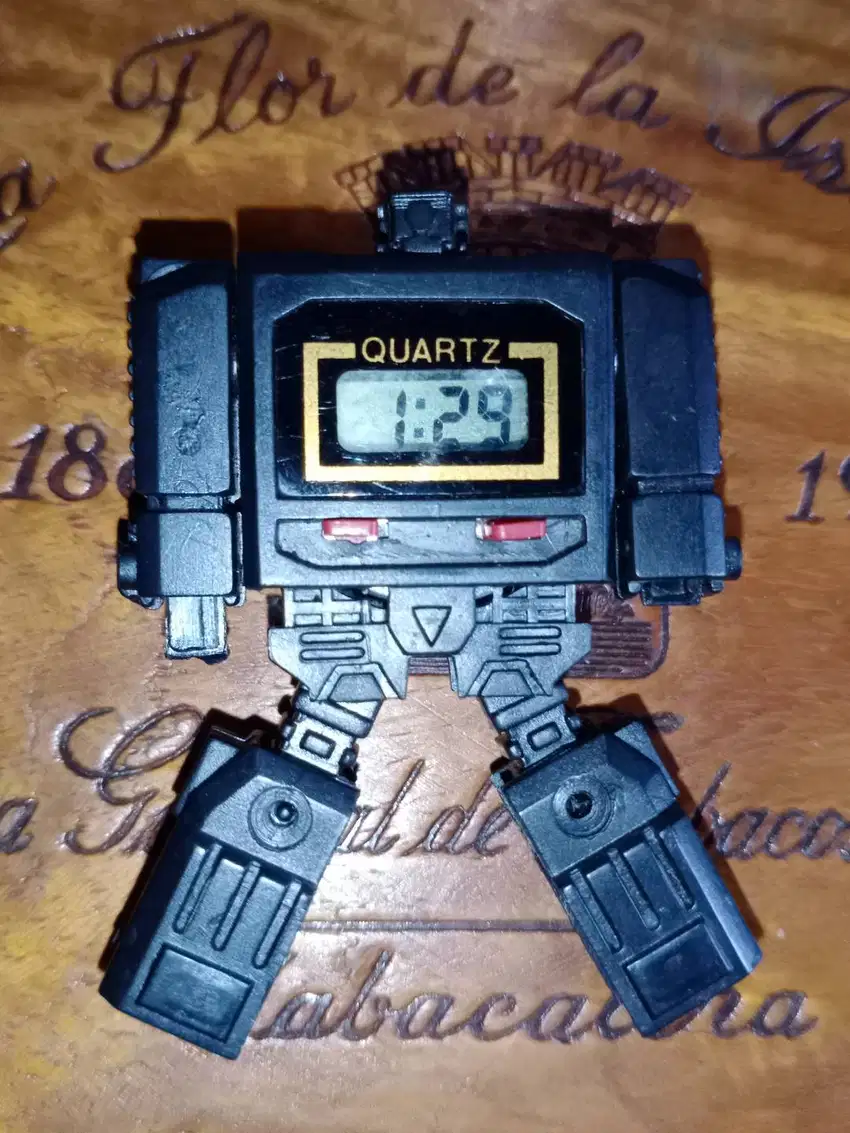 Jam tangan robot quartz warna hitam