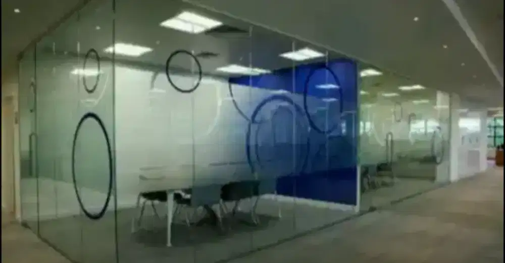 Mari buat kaca kantor terlihat anggun dg stiker sanblas dan kaca film