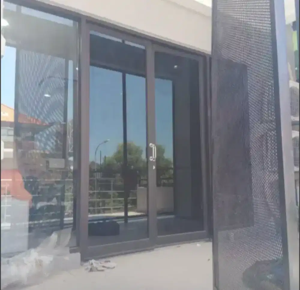 Kantor biasanya pasang stiker sanblas dan kaca film