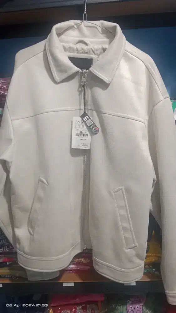 Di jual rugi jaket FULL&BEAR 100% original ukuran XL harga 600k nego