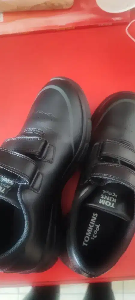 sepatu Tomkins scool masih sepert baru