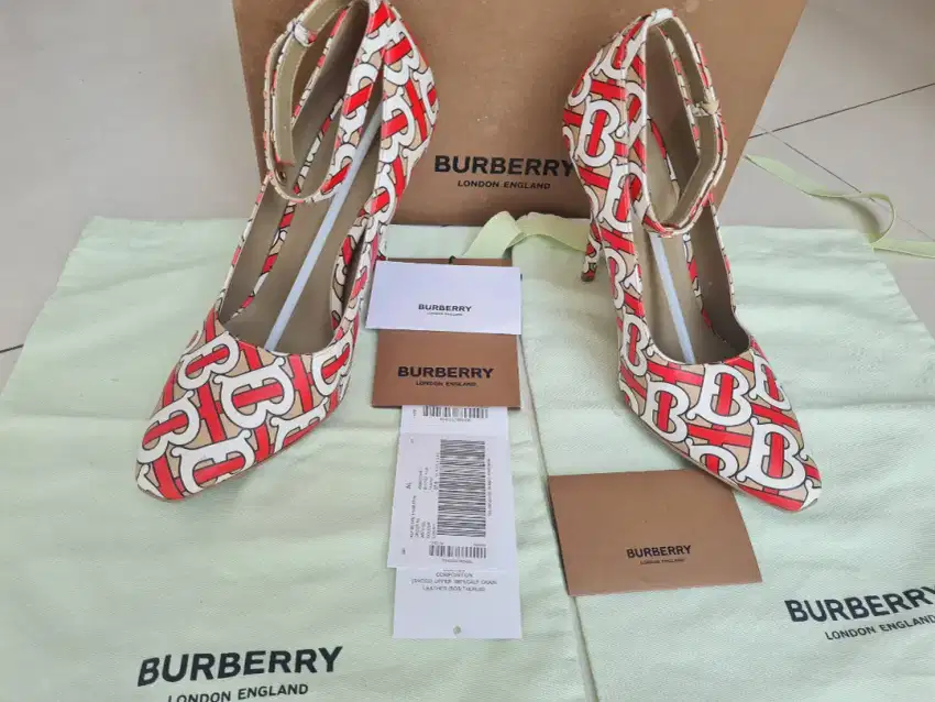 Sepatu Wanita Burberry High Heels 37,5 Mulus Fullset