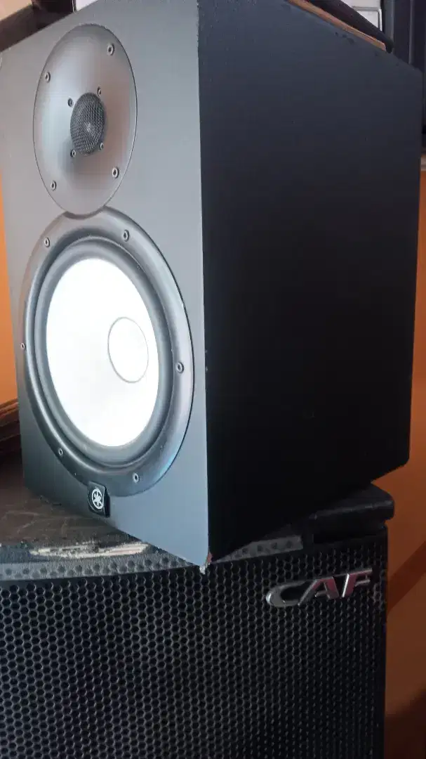 YAMAHA SERI HS8 SPEAKER STUDIO