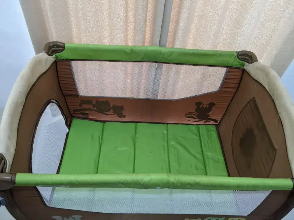 Tempat tidur bayi