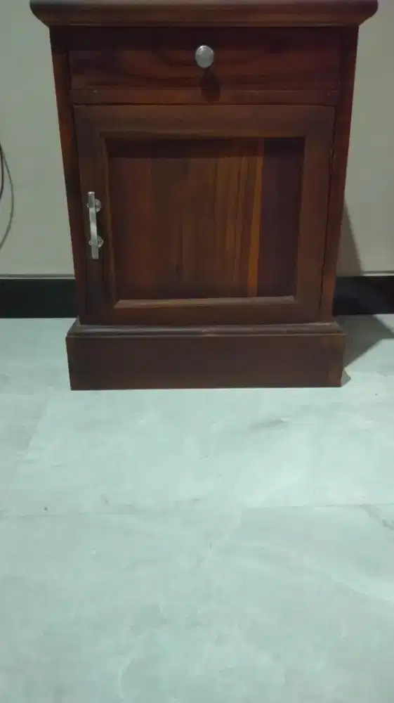 Nakas plus kaca meja kecil