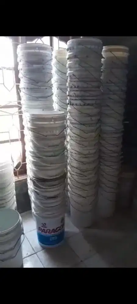 Ember plastik 20 kg lengkap sama tutup sudah di cuci bersih