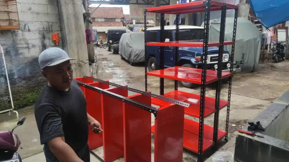 rak besi warna tiang hitam alas plat merah kuat dan kokoh