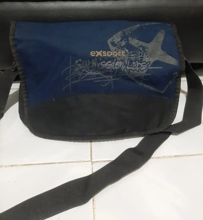 Tas selempang kuliah
