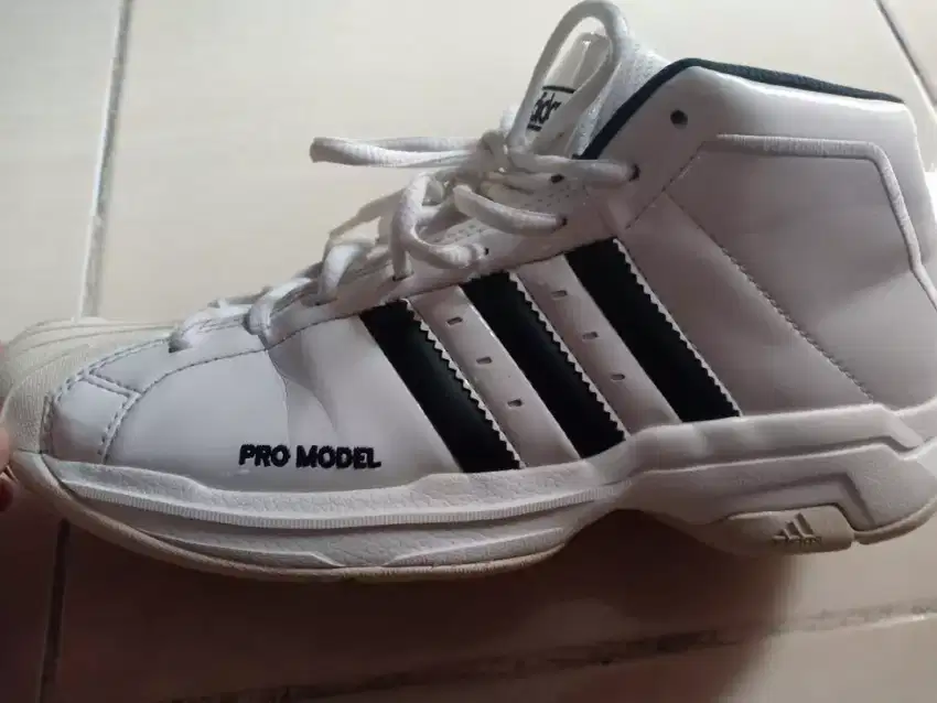 Sepatu Adidas Pro Model warna putih size 42 1/2