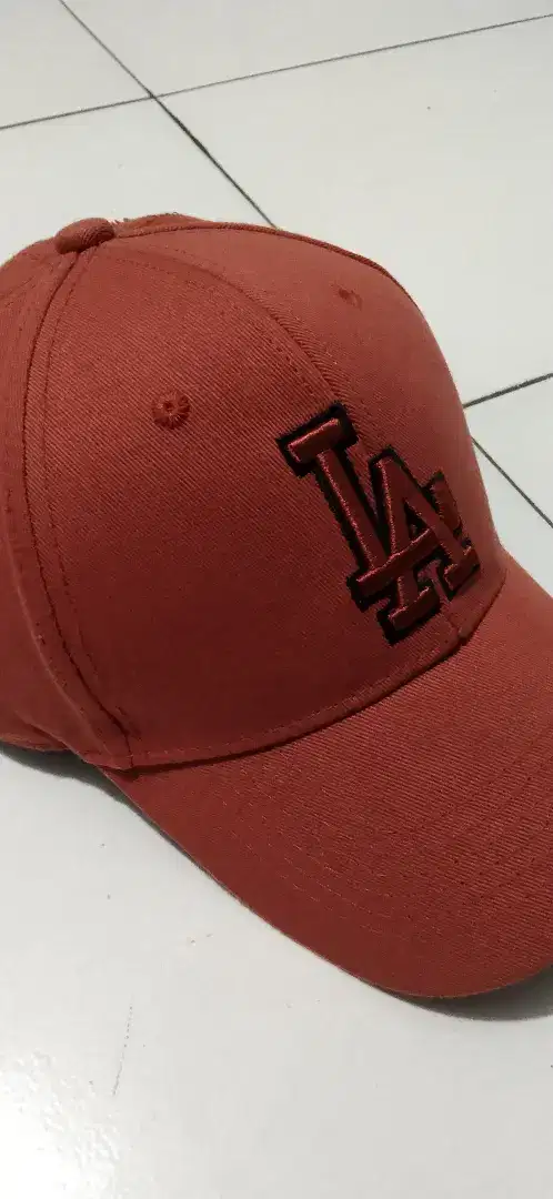 Topi bikin penampilan menyala