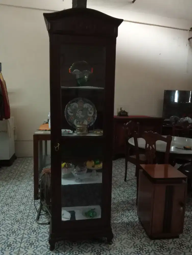 Lemari Pajangan Jati