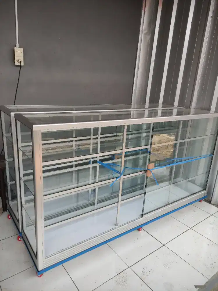 Etalase kaca 2 meter siap kirim