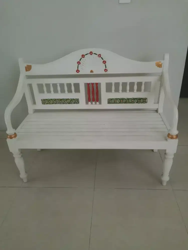 Kursi kayu semi antik