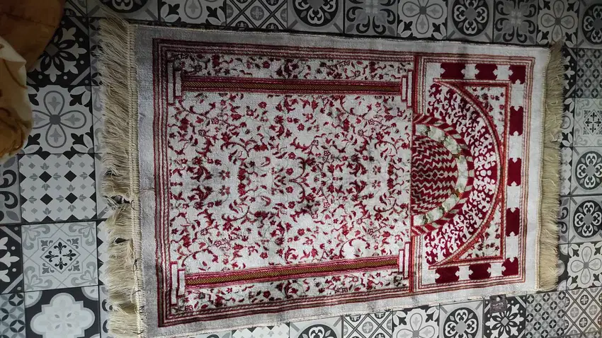 Sajadah motif abu dan maroon