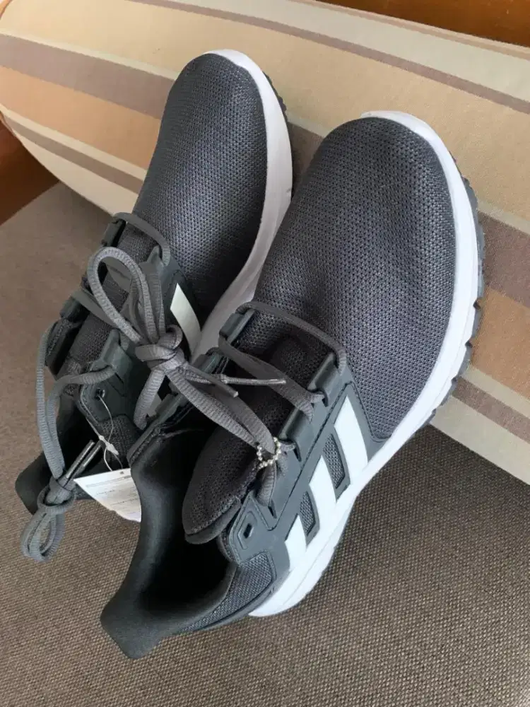 Sepasang sepatu Running merk Adidas