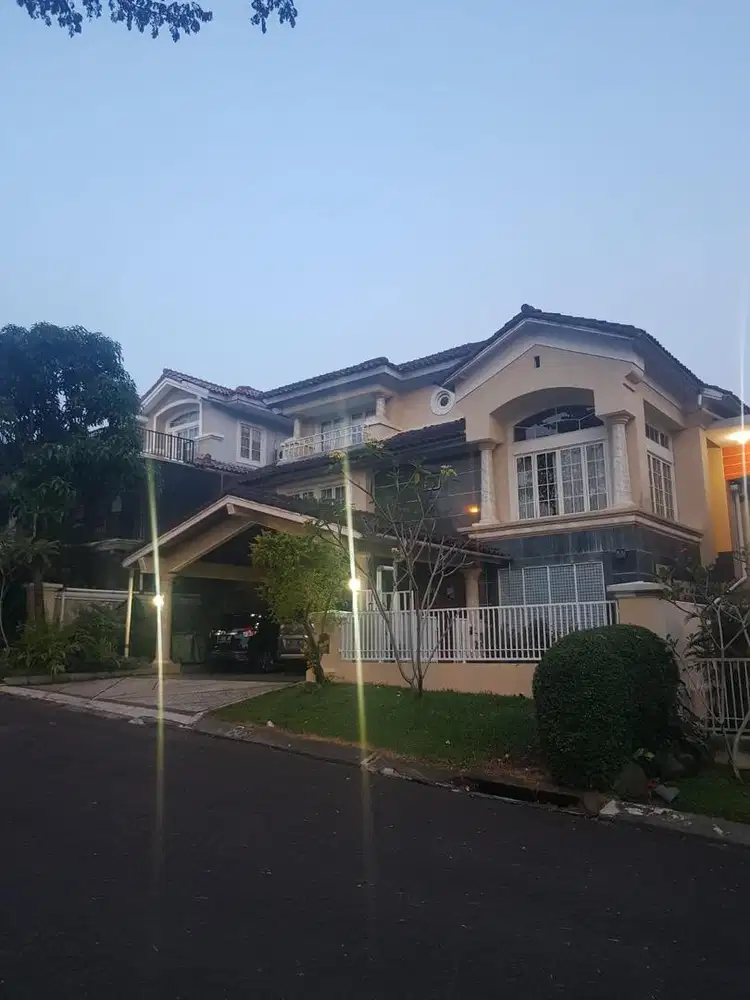 Rumah Mewah Semi Furnished Dengan Kolam Renang di Cluster Mediterania