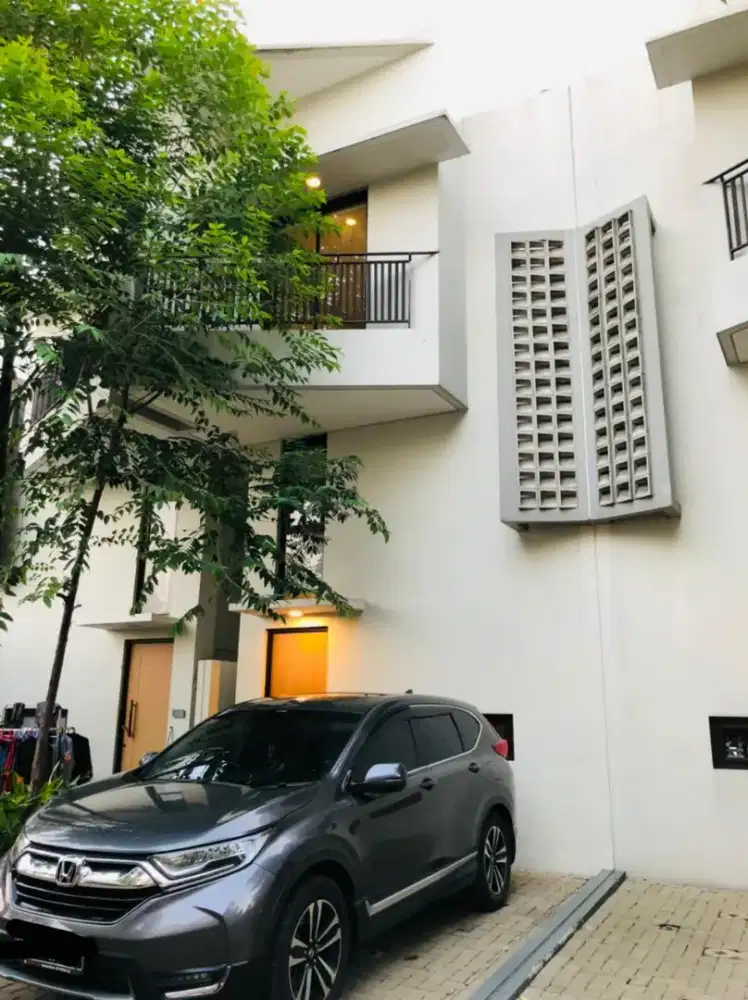 Dijual Cepat Rumah 3 Lantai di Bintaro / Ciputat