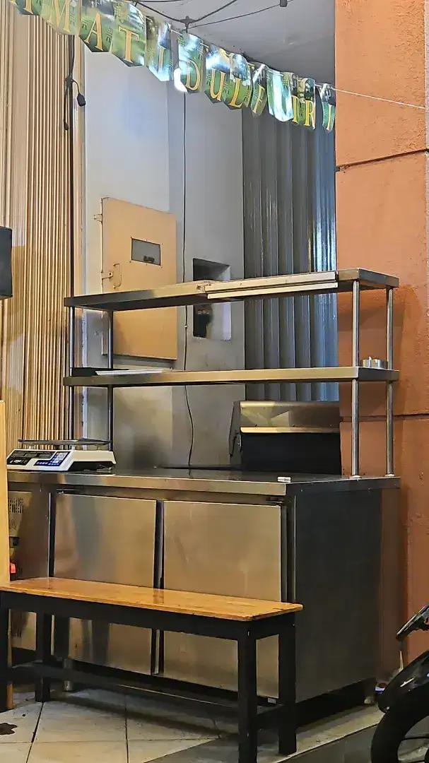 Undercounter under counter chiller shelving