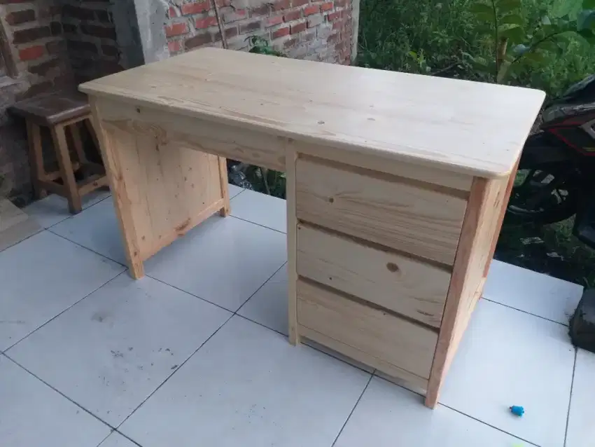 Meja kerja kayu