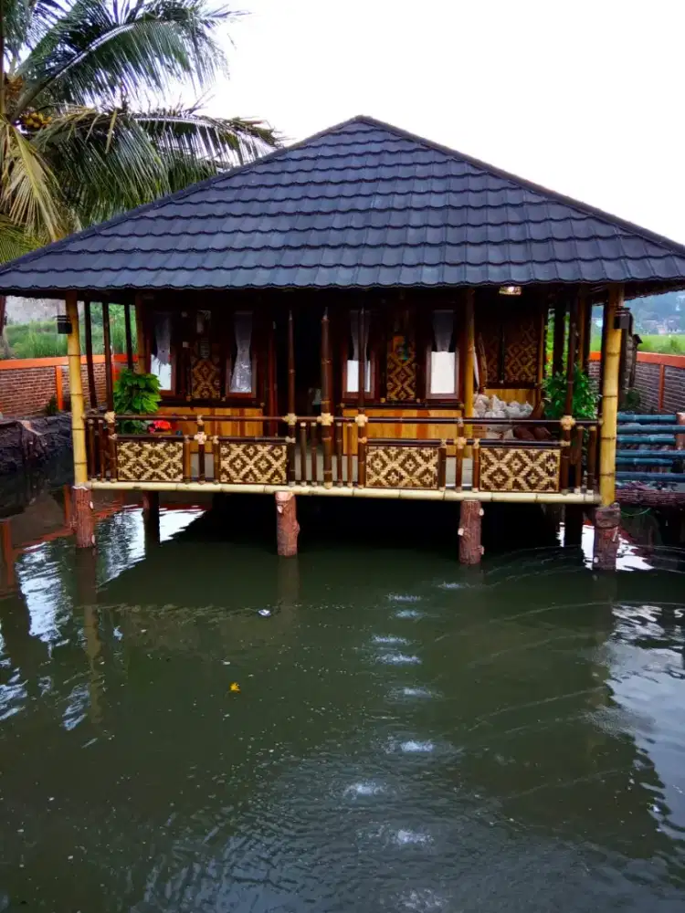 Rumah bambu atap genteng metal harga permeter persegi 2500.000