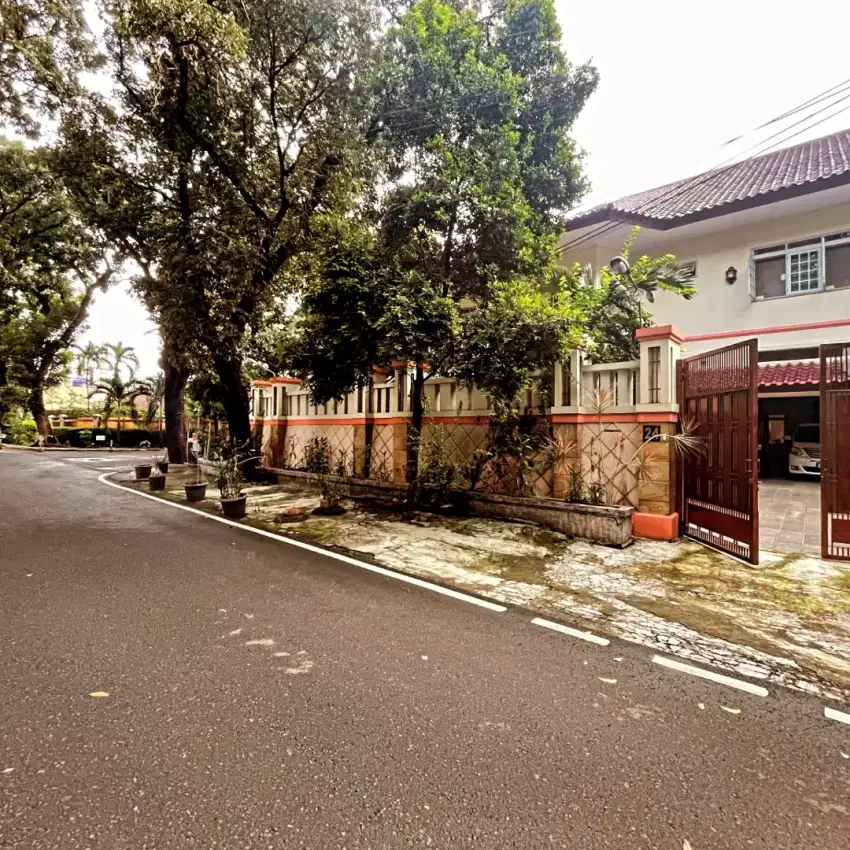 DIJUAL RUMAH DLM KOMPLEK HITUNG TANAH HOEK KEBAYORAN BARU LUAS 642 M2