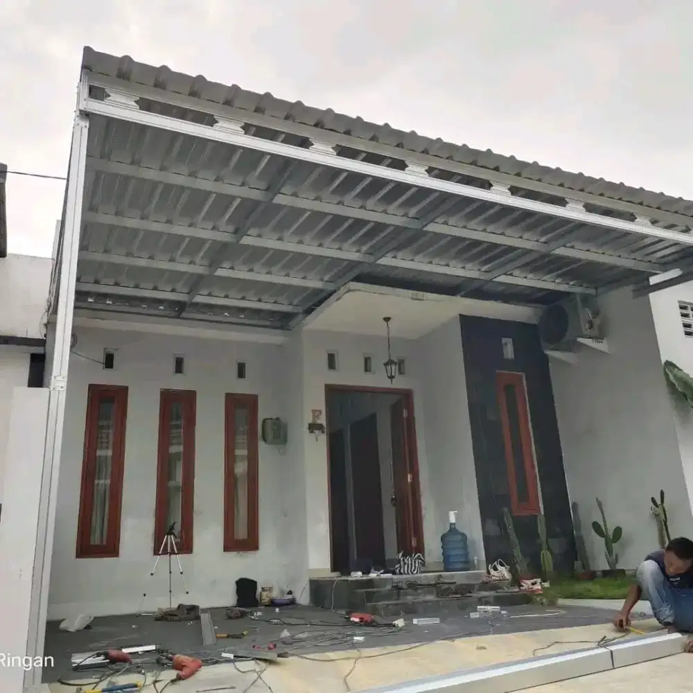 Teras rumah kanopi parkiran bajaringan terpasang