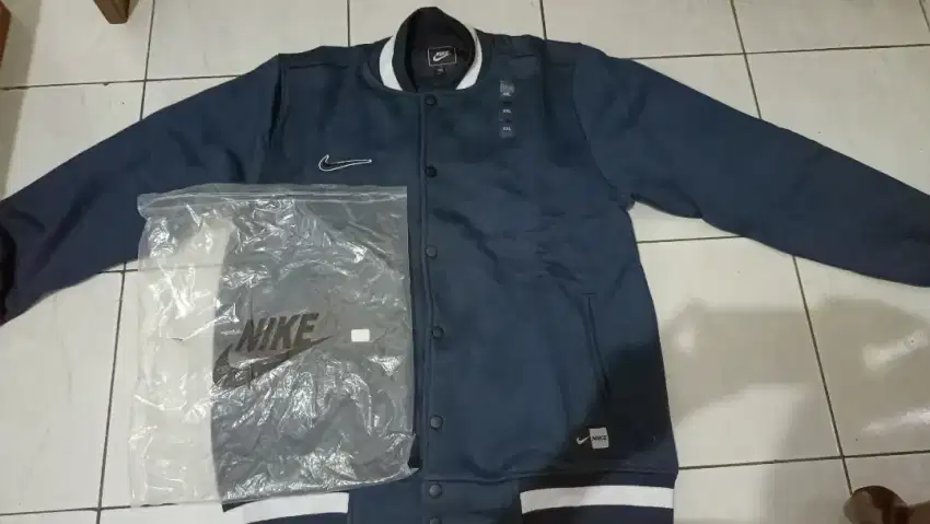 Jual Jaket Varsity ORIGINAL brand NIKE, nego tipis..Terimakasih OLX