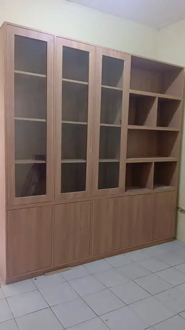 Di jual lemari pajangan
